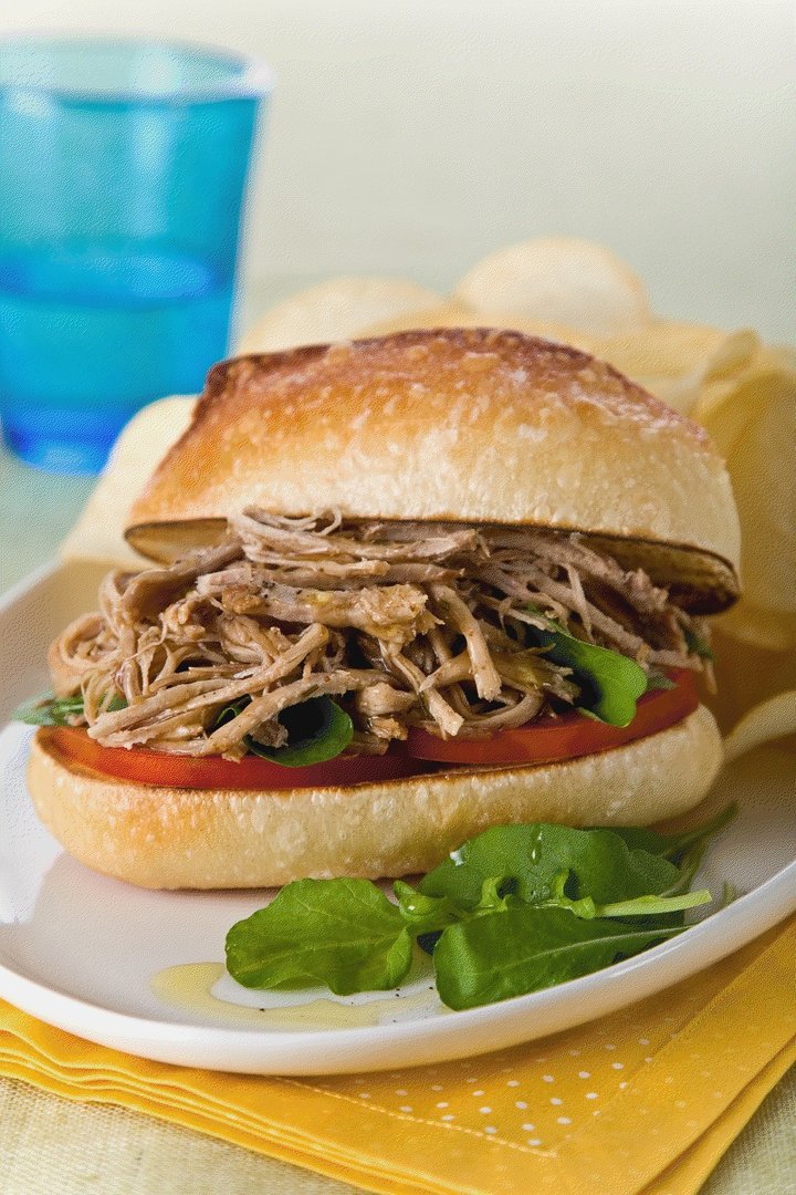 Sanduíche de carne suína com tomate e rúcula